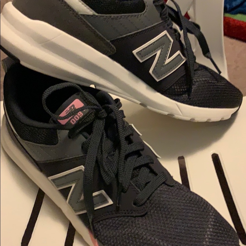 New Balance Shoe - Picture 2 of 3
